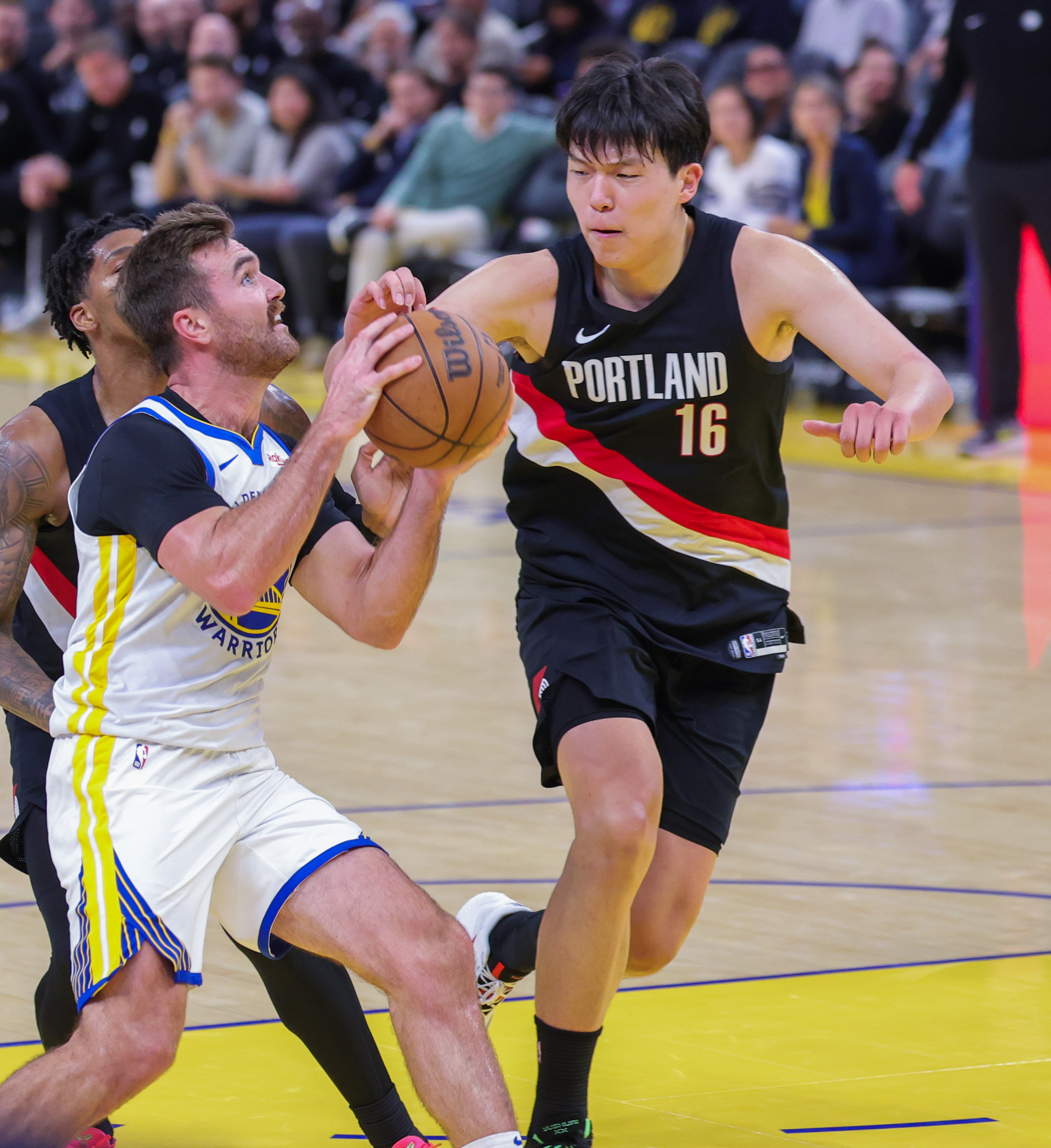 九游体育官方网站-转会期金州勇士防线松动：NBA总决赛节点到来，气氛紧张，团队化学反应显著的简单介绍